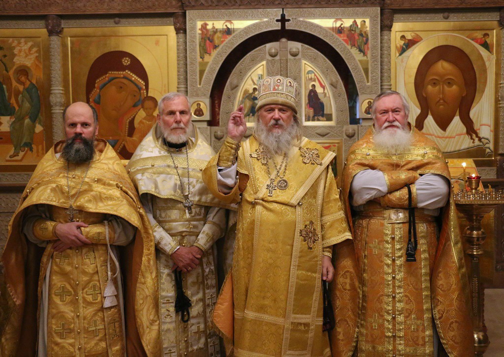 Епископ Каракасский и Южноамериканский Иоанн (Берзинь) (в центре)